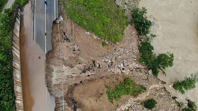Karadeniz-Akdeniz yolu heyelan nedeniyle ulaşıma kapandı