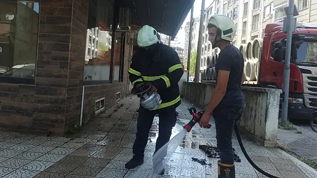 Tutuşan piknik tüpünü 4. kattan aşağı attı