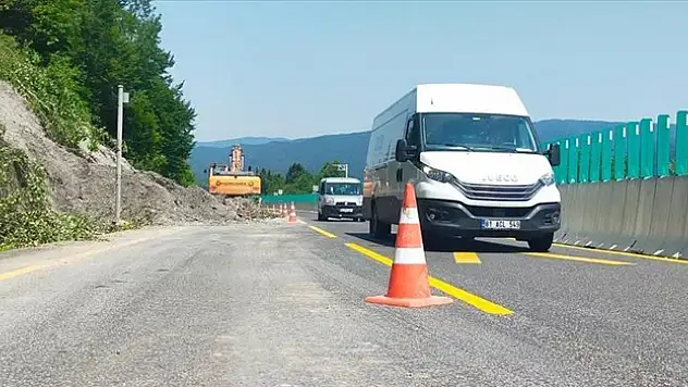 D-100 kara yolu Bolu Dağı geçişinde meydana gelen heyelan nedeniyle ulaşım kontrollü sağlanıyor