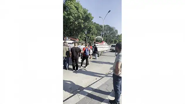 Akıllara durgunluk veren kaza: Karayolunda teknenin altında kaldı