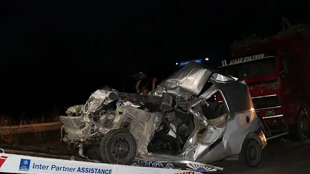 Samsun'da hafif ticari araç, tır ve kamyonun arasında kaldı, 2 kişi yaralandı