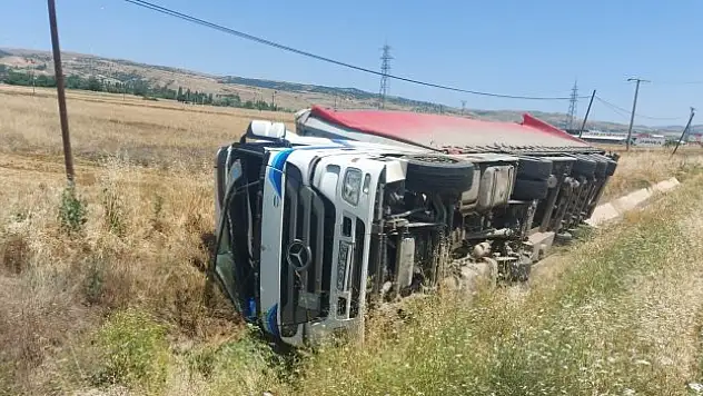 Amasya'da devrilen alüminyum yüklü tırın sürücüsü yaralandı