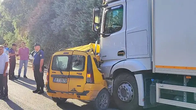Kamyon çarptığı ticari taksiyi sürükledi: 4 ölü