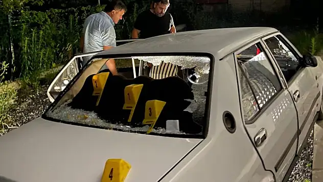 Önünü kestikleri otomobile kurşun yağdırdılar