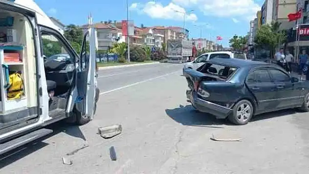 Otomobil park halindeki araca çarptı: 2 yaralı