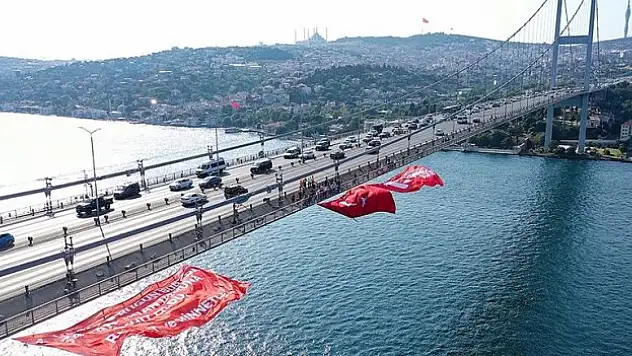15 Temmuz Şehitler Köprüsü'ne şehitlerin anısına Türk bayrağı asıldı