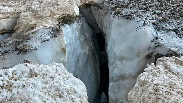 Cilo'da buzul kırıldı, 4 kişi oluşan çukura düştü