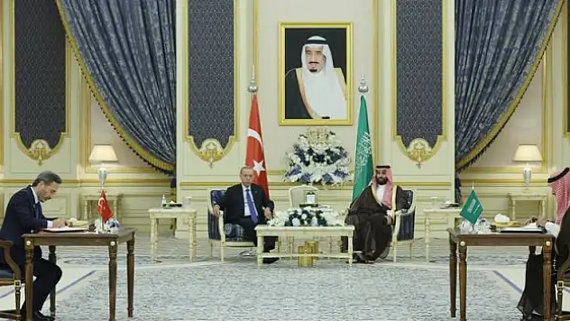 Türkiye ve Suudi Arabistan arasında yatırım, savunma sanayii, enerji, savunma ve iletişim alanında anlaşmalar imzalandı