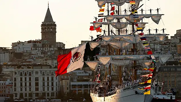 Meksika donanmasına ait yelkenli eğitim gemisi 'Cuauhtemoc', İstanbul Sarayburnu'na ulaştı