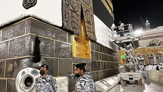 Kabe'nin örtüsü değiştirildi