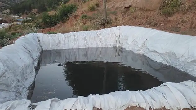 Batman'da dağdan akan tuzlu su ailelerin geçim kaynağı oldu