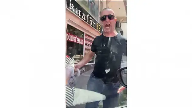 İstanbul'da kadına dehşeti yaşatan maganda kamerada: Aracına yumruk ve tekmeyle saldırdı