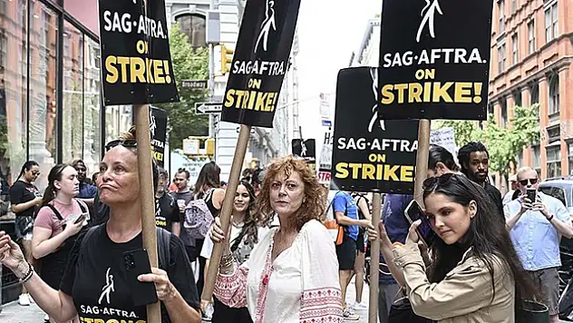 Hollywood'da senarist ve oyuncuların ortak grevi ikinci haftasında devam ediyor