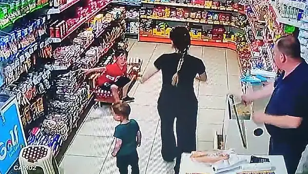 Afacan kardeşlerin markette gülümseten anları kamerada