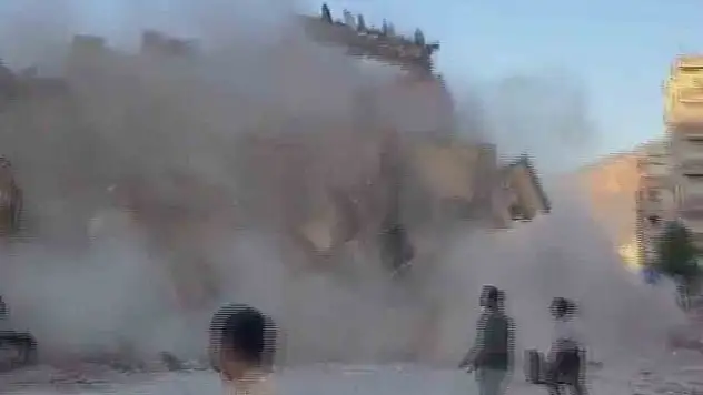 Film gibi izlediler, binanın çökmesiyle neye uğradıklarını şaşırdılar: O anlar kamerada