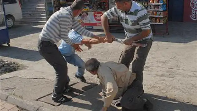 Adliye yanında amcaya dayak