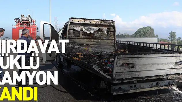 Hırdavat yüklü kamyonet yanarak kullanılmaz hale geldi