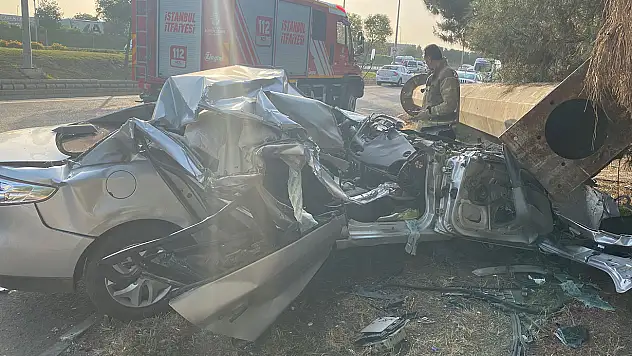 Ataşehir'de direğe çarpan otomobil hurdaya döndü: 1 yaralı