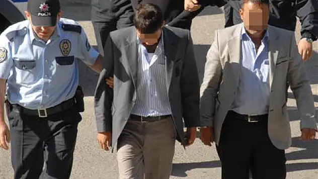 Evlerinde silah ele geçen baba ve oğlu gözaltına alındı