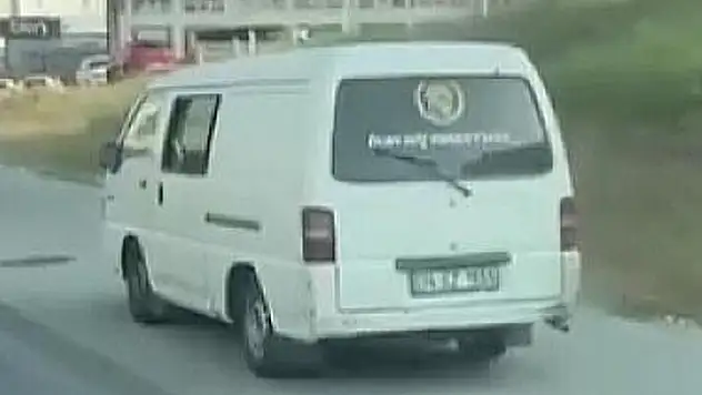 Kaldırımdan giden sürücü, yayalara korna çalarak yol istedi