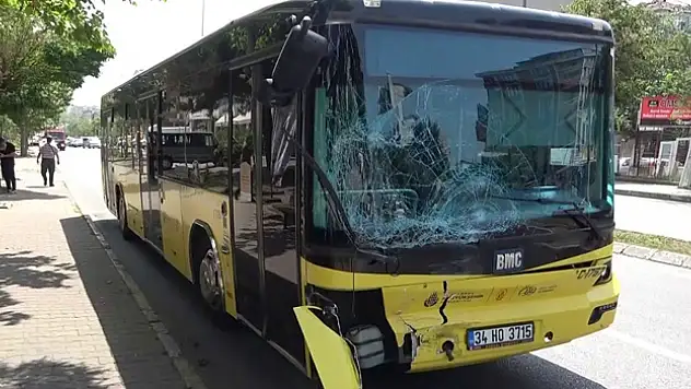 Kırmızı ışıkta geçen İETT otobüsünün çarptığı kamyonet devrildi