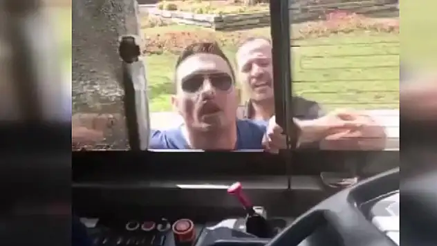 Yol tartışmasında otobüsün önünü kesip camları kırdı