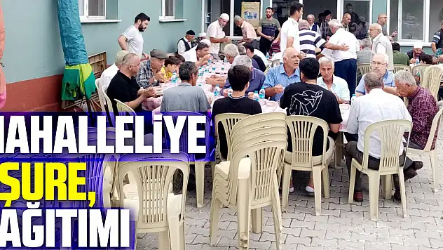 Mahalleliye aşure dağıtımı