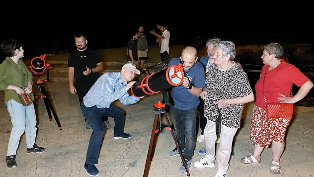 Doktor ve öğretmenler kendi ürettikleri teleskoplarla vatandaşları gökyüzü ile buluşturdu