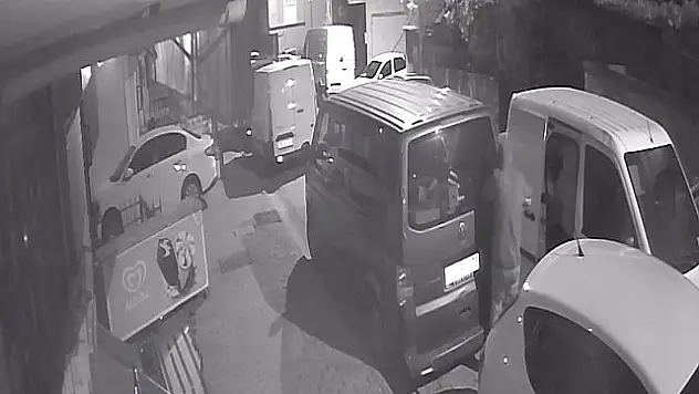 İstanbul'da film gibi hırsızlık kamerada: Araca yol verip hırsızlığa devam ettiler