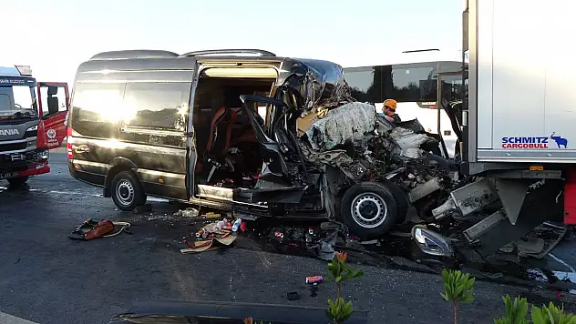 Tur minibüsü tıra arkadan çarptı: 2 ölü, 6'sı ağır 10 turist yaralı