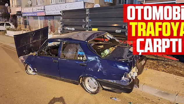 Otomobil trafoya çarptı