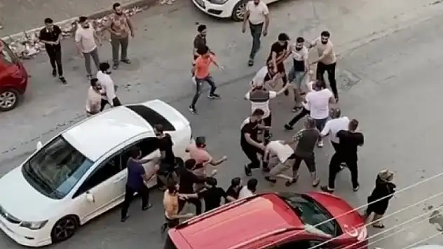 Hatay'da sokak ortasında yumruk yumruğa kavga kameralarda