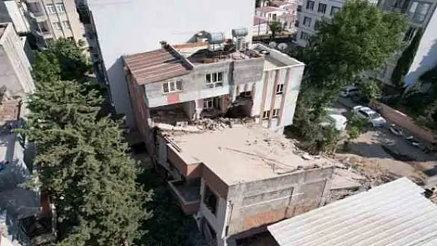 Ağır hasarlı bina yıkım esnasında hafif hasarlı binanın üzerine yıkıldı