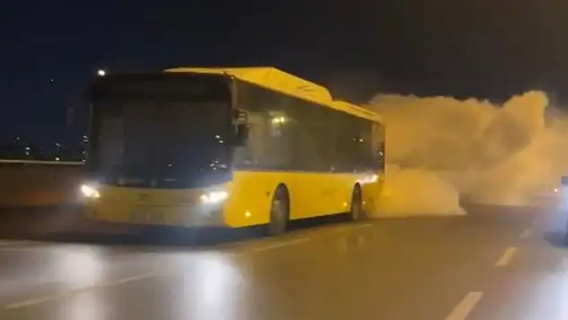 İETT otobüsünü gören hayrete düştü: Dumanlar eşliğinde yoluna devam etti