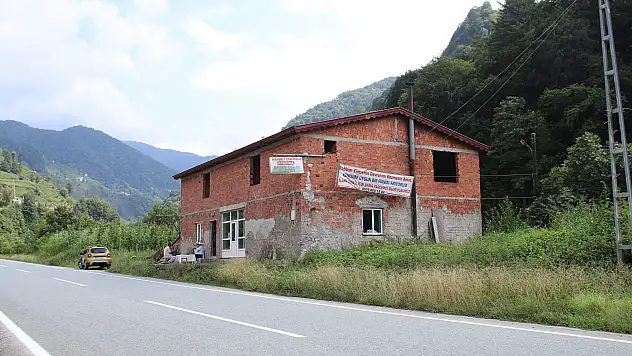 Bu pankartı görenler önce şaşırıyor sonra gülüyor