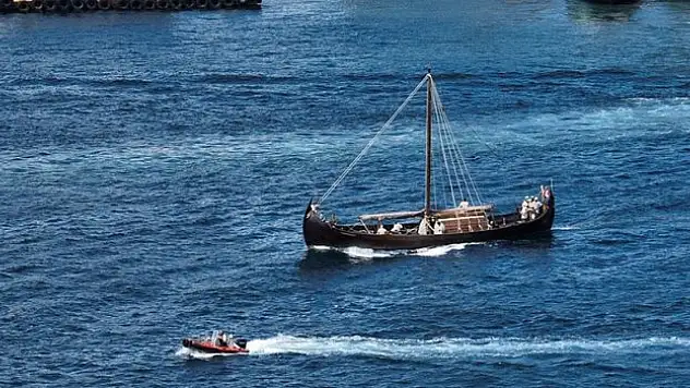 Viking yelkenlisi Boğaz'a demir attı