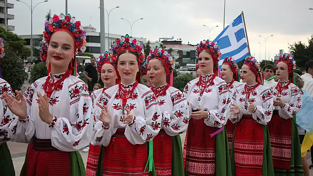 Uluslararası dansçılardan kortej yürüyüşü
