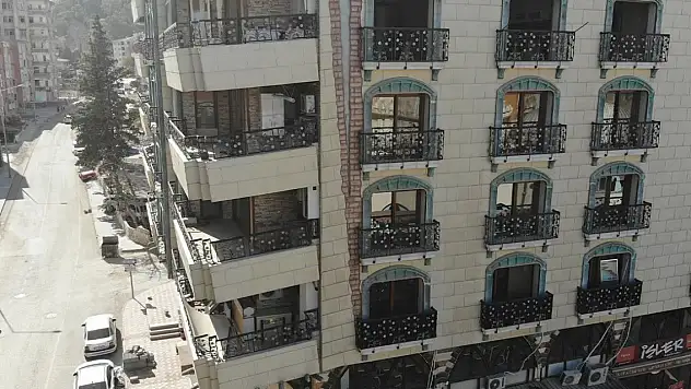 Deprem bölgesinde görünümüyle tedirgin ediyor ancak hikayesi bambaşka