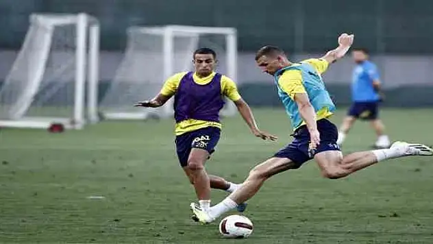 Fenerbahçe, günün ikinci antrenmanında çift kale maç yaptı