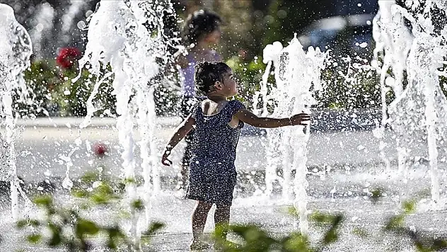 Başkentte sıcak havadan bunalan çocuklar suyla dans etti