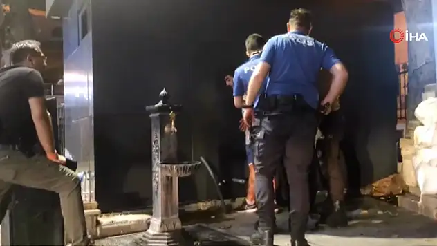 Kanlar içindeki şahıs kelepçenin sıkı olmasına kızdı, duvara kafa attı