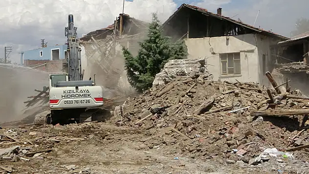 Malatya'da ağır hasarlı binaların yıkım işlemleri sürüyor