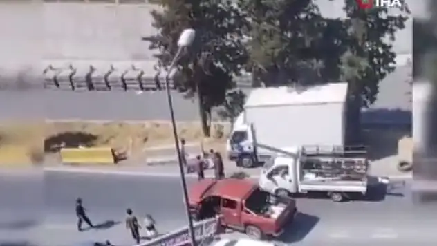 Kağıthane'de trafik kavgası kamerada: Tek yumrukla yere serdi