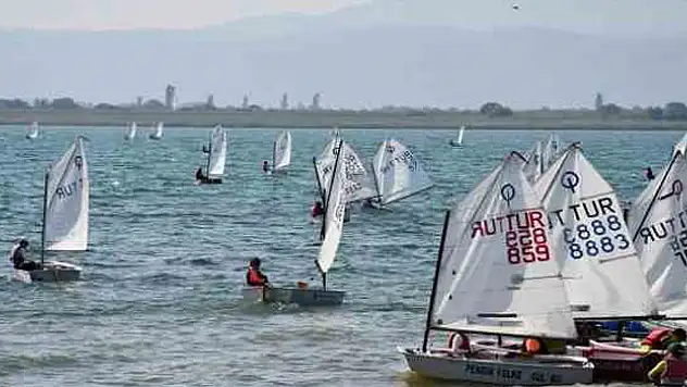 İznik Gölünde heyecan dolu yelken yarışları