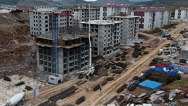 Depremlerden etkilenen illerde 180 bin konut ve köy evinin yapımı sürüyor