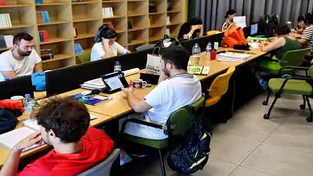 Adres Okuma Salonu dolup taşıyor