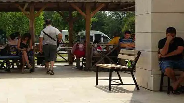 Öğretmen adayları içeride aileler dışarıda ter döktü