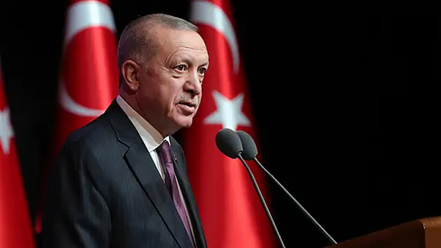 Cumhurbaşkanı Erdoğan dünya şampiyonu Mete Gazoz'u tebrik etti