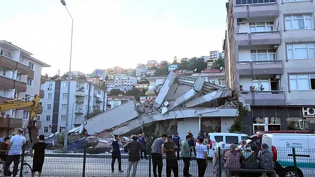 Yıkım sırasında çöken bina, bitişiğindeki binada kalıcı hasar oluşturmadı