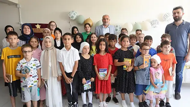 Canik'te Kur'an okumayı öğrenen öğrencilere hediye